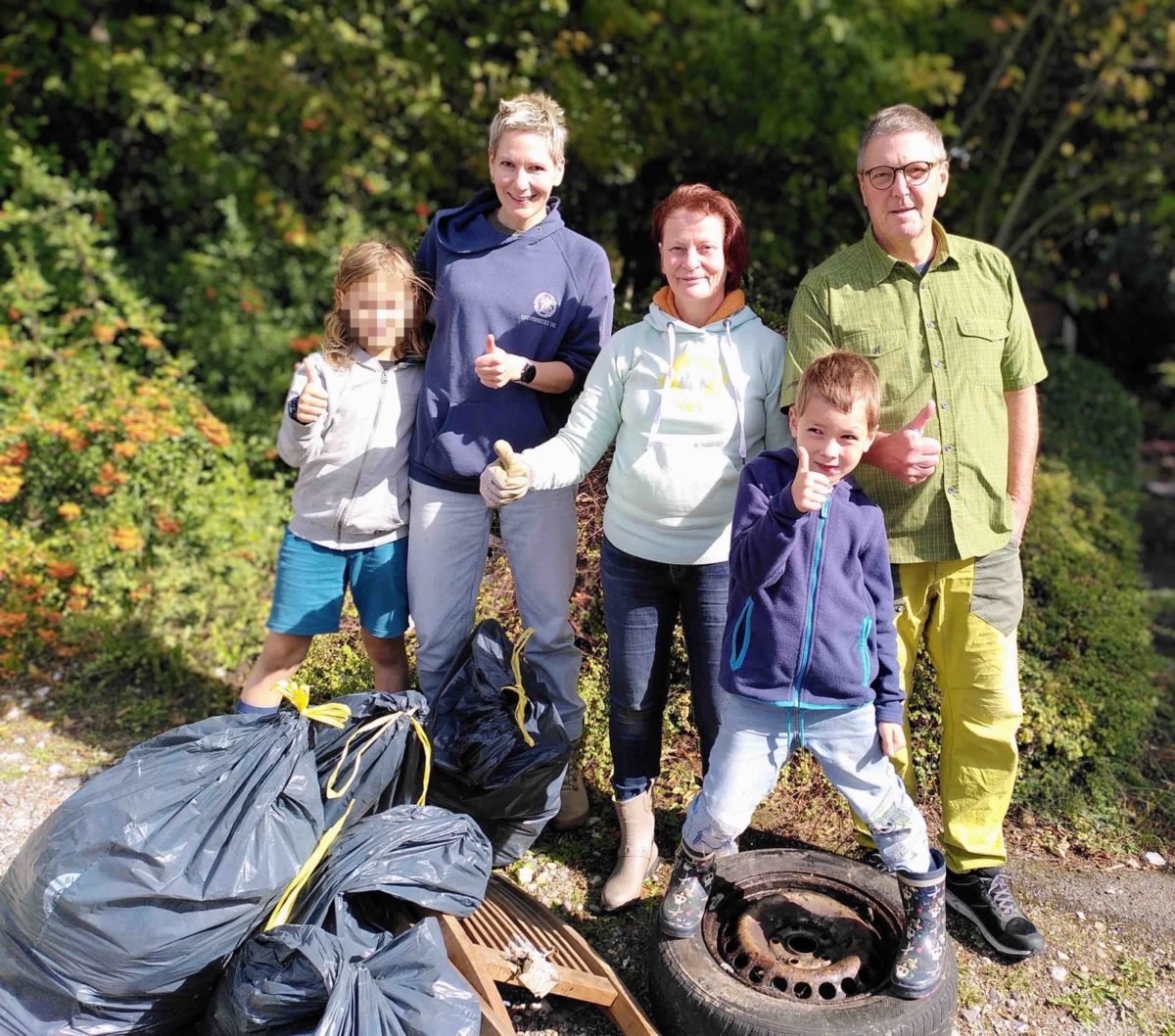 Gruppe der Grünen Alfter mit ihrem gesammelten Müll zum World Cleanup Day 2022